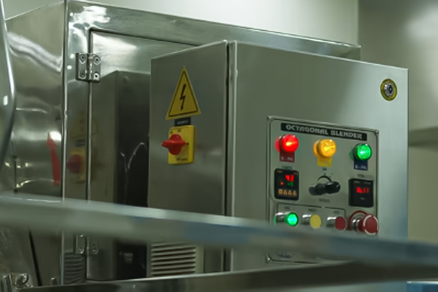 不锈钢机箱控制柜在医疗设备中的优势与选择指南